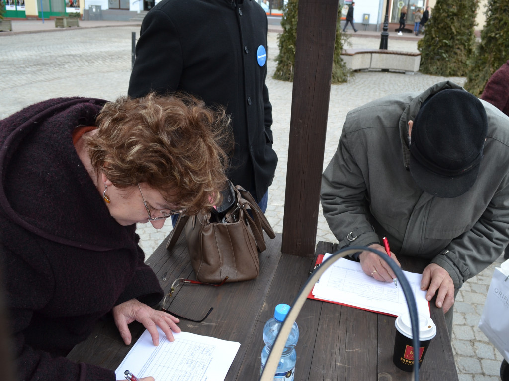 Kartuzy. Mieszkańcy powiatu kartuskiego podpisują petycję w obronie Konstytucji