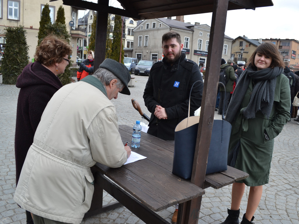 Kartuzy. Mieszkańcy powiatu kartuskiego podpisują petycję w obronie Konstytucji