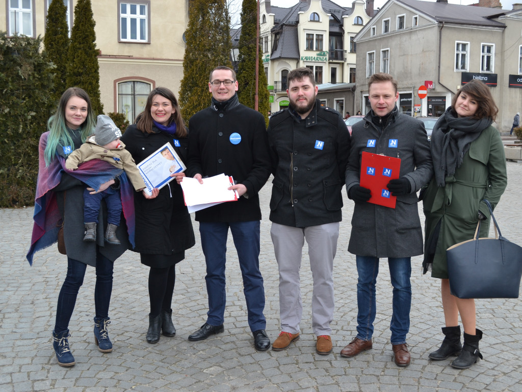 Kartuzy. Mieszkańcy powiatu kartuskiego podpisują petycję w obronie Konstytucji