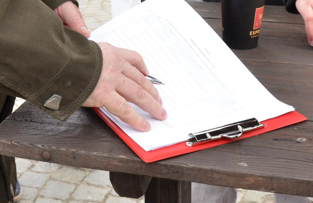 Kartuzy. Mieszkańcy powiatu kartuskiego podpisują petycję w obronie Konstytucji