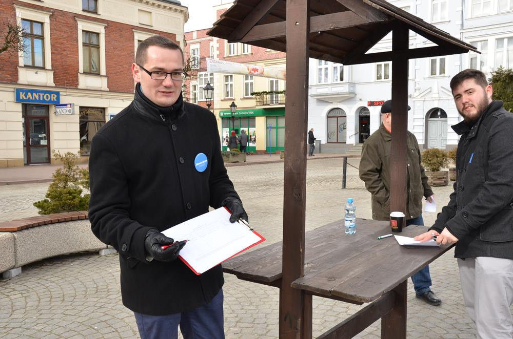 Kartuzy. Mieszkańcy powiatu kartuskiego podpisują petycję w obronie Konstytucji