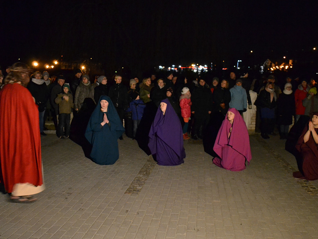Żukowo. Poruszające Misterium Męki Pańskiej w nocnej scenerii