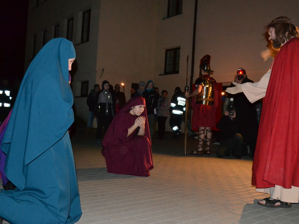 Żukowo. Poruszające Misterium Męki Pańskiej w nocnej scenerii