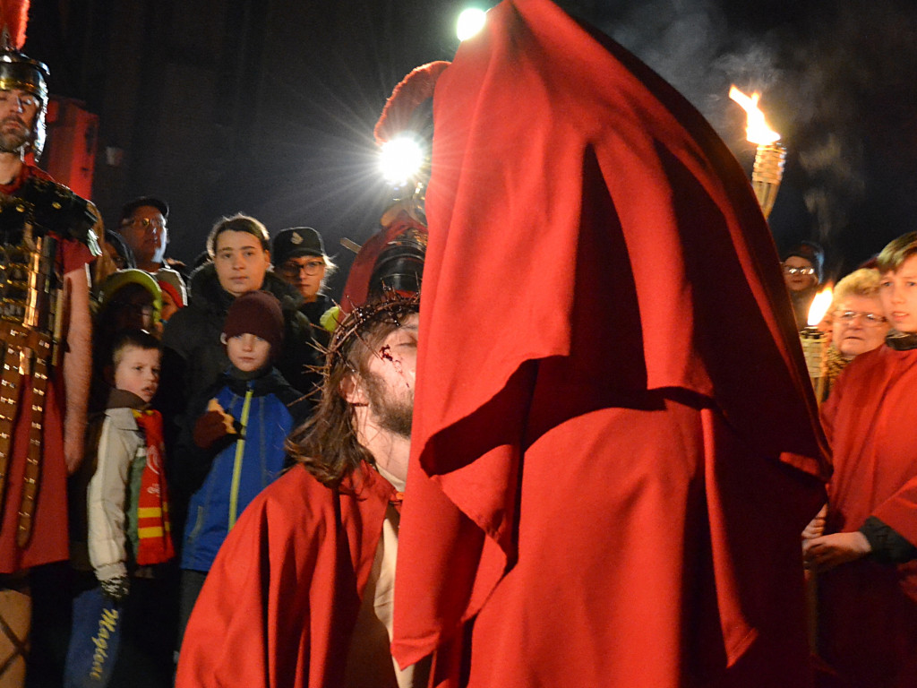 Żukowo. Poruszające Misterium Męki Pańskiej w nocnej scenerii