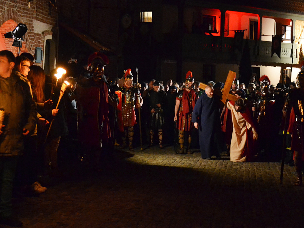 Żukowo. Poruszające Misterium Męki Pańskiej w nocnej scenerii