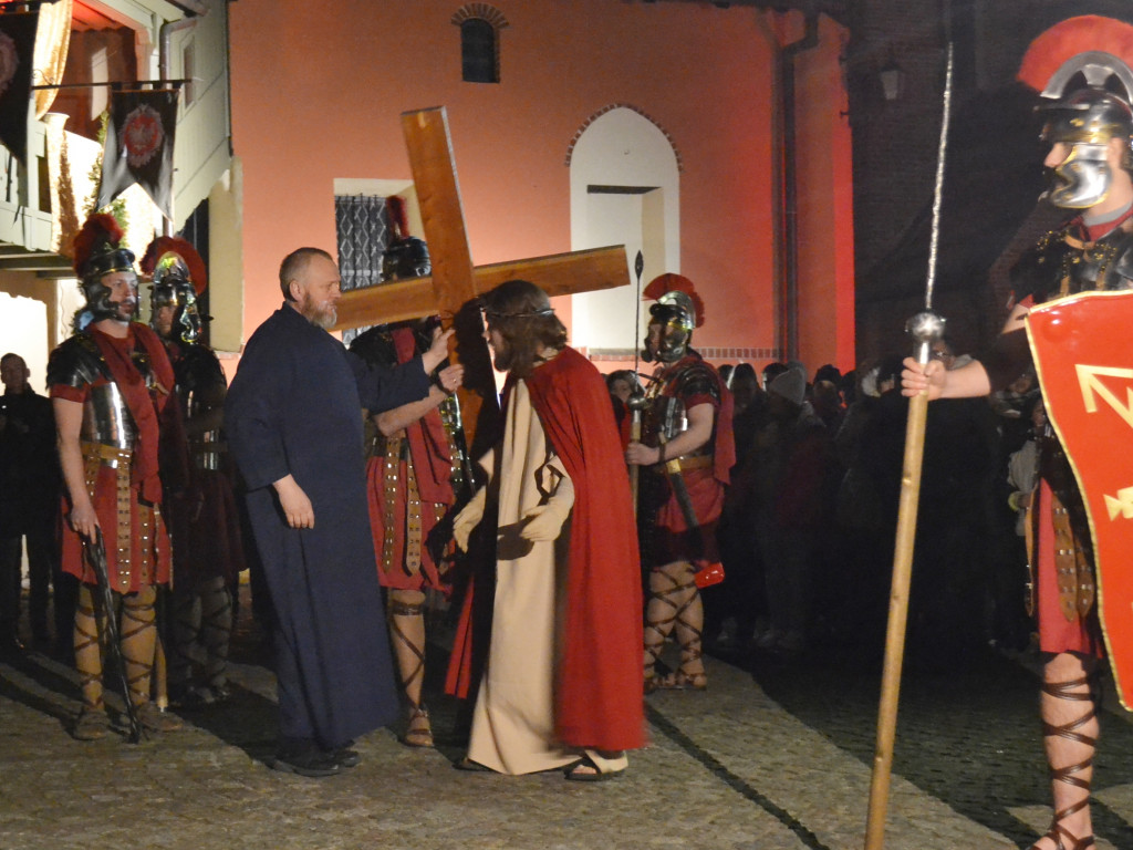 Żukowo. Poruszające Misterium Męki Pańskiej w nocnej scenerii