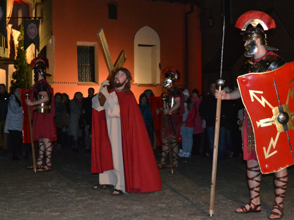 Żukowo. Poruszające Misterium Męki Pańskiej w nocnej scenerii