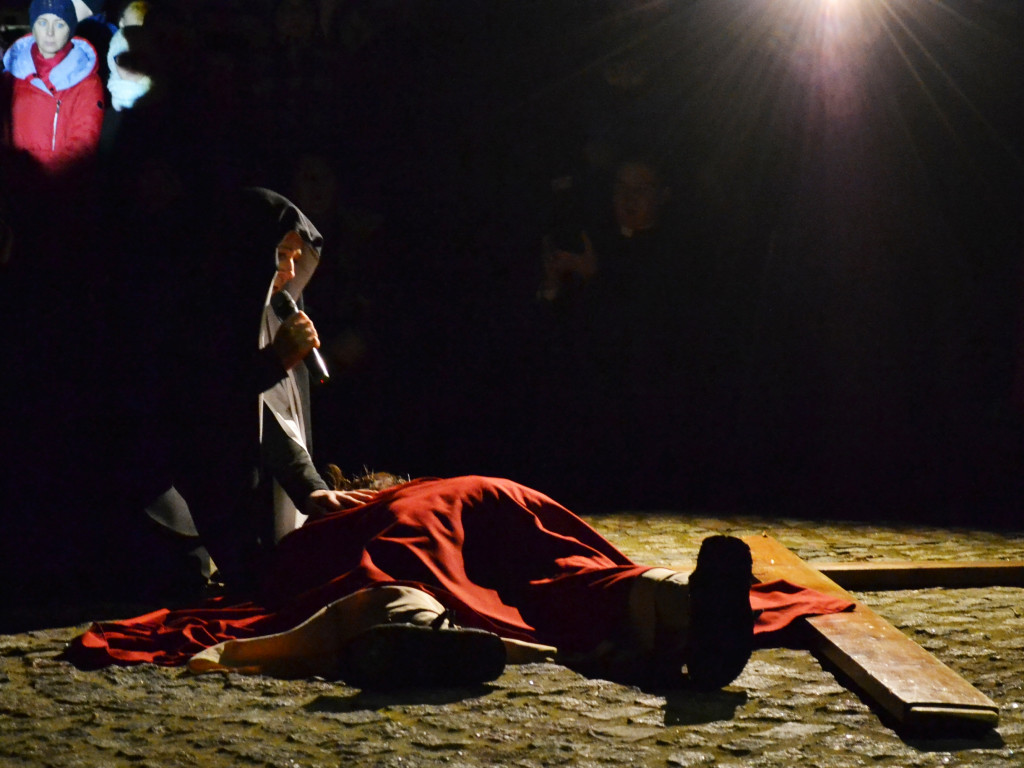 Żukowo. Poruszające Misterium Męki Pańskiej w nocnej scenerii