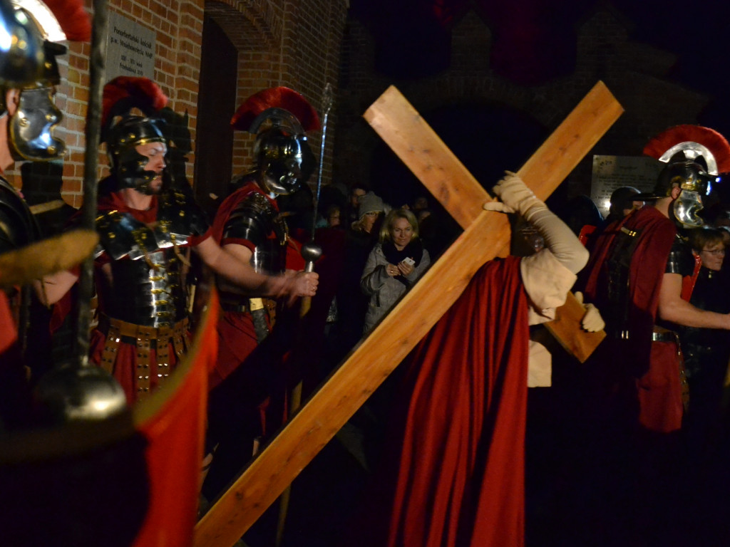 Żukowo. Poruszające Misterium Męki Pańskiej w nocnej scenerii