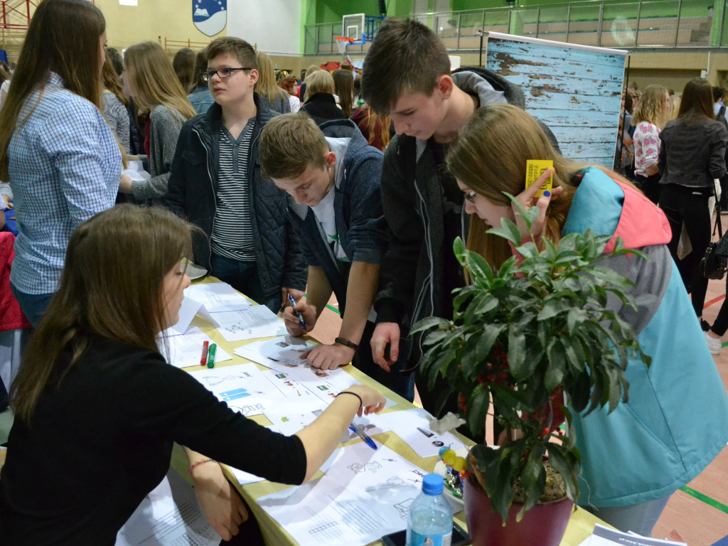 Dni Otwarte w szkołach ponadgimnazjalnych. Gimnazjaliści zapoznają się z ofertą kształcenia
