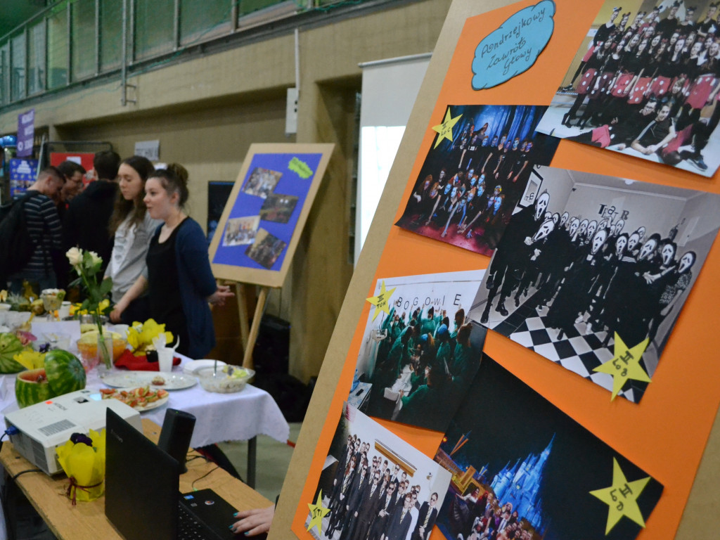 Dni Otwarte w szkołach ponadgimnazjalnych. Gimnazjaliści zapoznają się z ofertą kształcenia