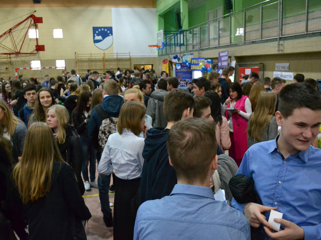 Dni Otwarte w szkołach ponadgimnazjalnych. Gimnazjaliści zapoznają się z ofertą kształcenia