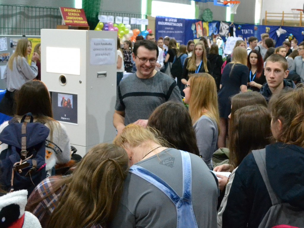 Dni Otwarte w szkołach ponadgimnazjalnych. Gimnazjaliści zapoznają się z ofertą kształcenia