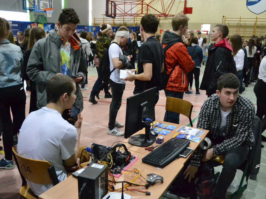 Dni Otwarte w szkołach ponadgimnazjalnych. Gimnazjaliści zapoznają się z ofertą kształcenia