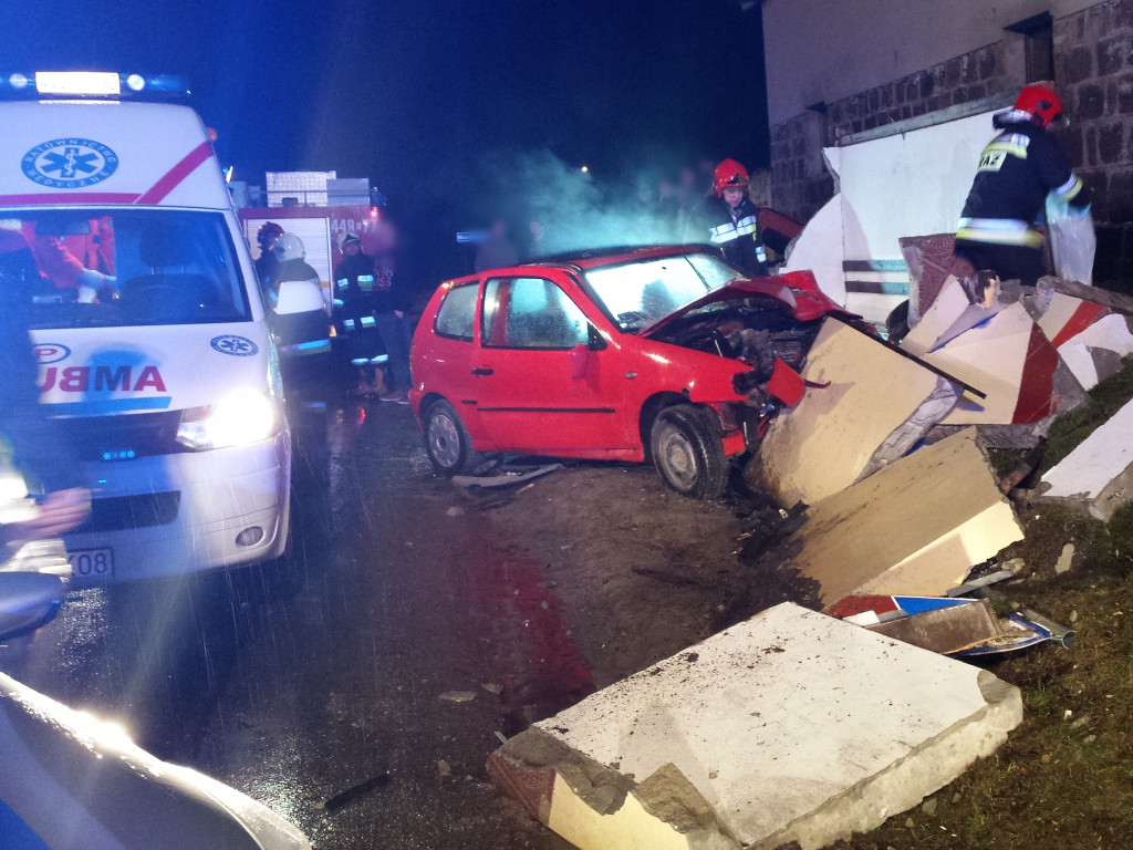 Węsiory. Samochód wjechał w przystanek. Ciężko ranny mężczyzna