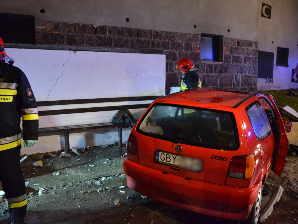 Węsiory. Samochód wjechał w przystanek. Ciężko ranny mężczyzna