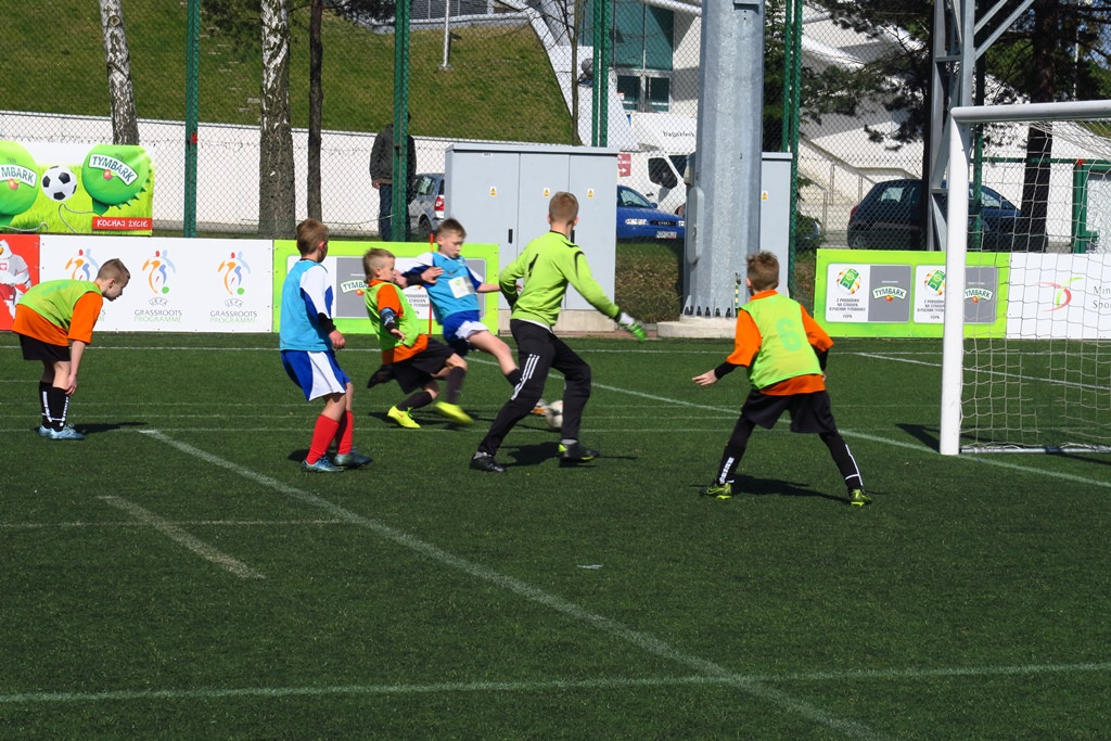 Dziewczęta z Kamienicy Szlacheckiej zajęły 1., a chłopcy z Kartuz 3. miejsce w turnieju o Puchar Tymbarku