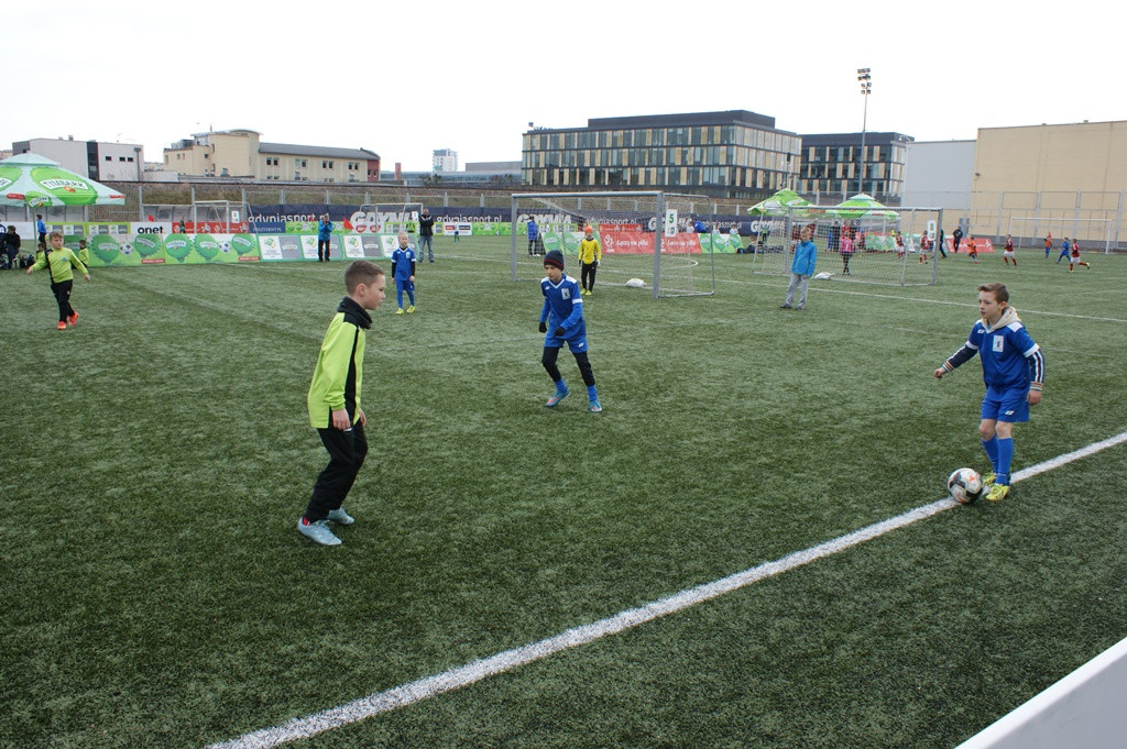 Dziewczęta z Kamienicy Szlacheckiej zajęły 1., a chłopcy z Kartuz 3. miejsce w turnieju o Puchar Tymbarku