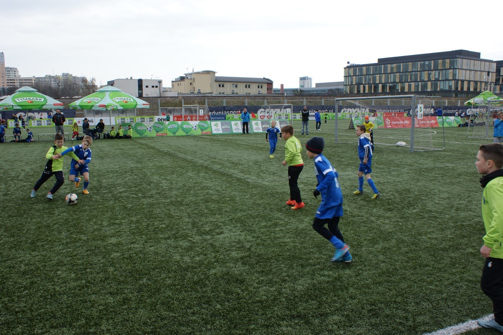 Dziewczęta z Kamienicy Szlacheckiej zajęły 1., a chłopcy z Kartuz 3. miejsce w turnieju o Puchar Tymbarku