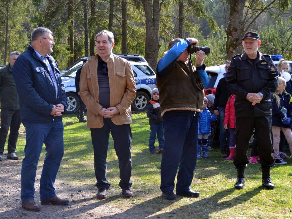 Prawie 200 osób posadziło kilka tysięcy młodych sosen w leśnictwie Bącka Huta