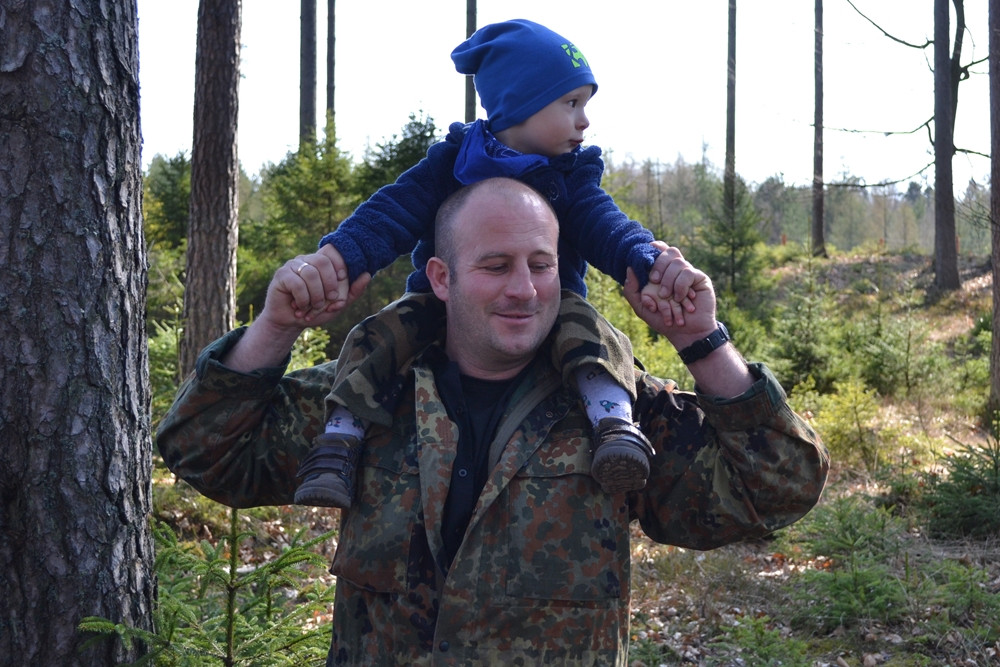 Prawie 200 osób posadziło kilka tysięcy młodych sosen w leśnictwie Bącka Huta