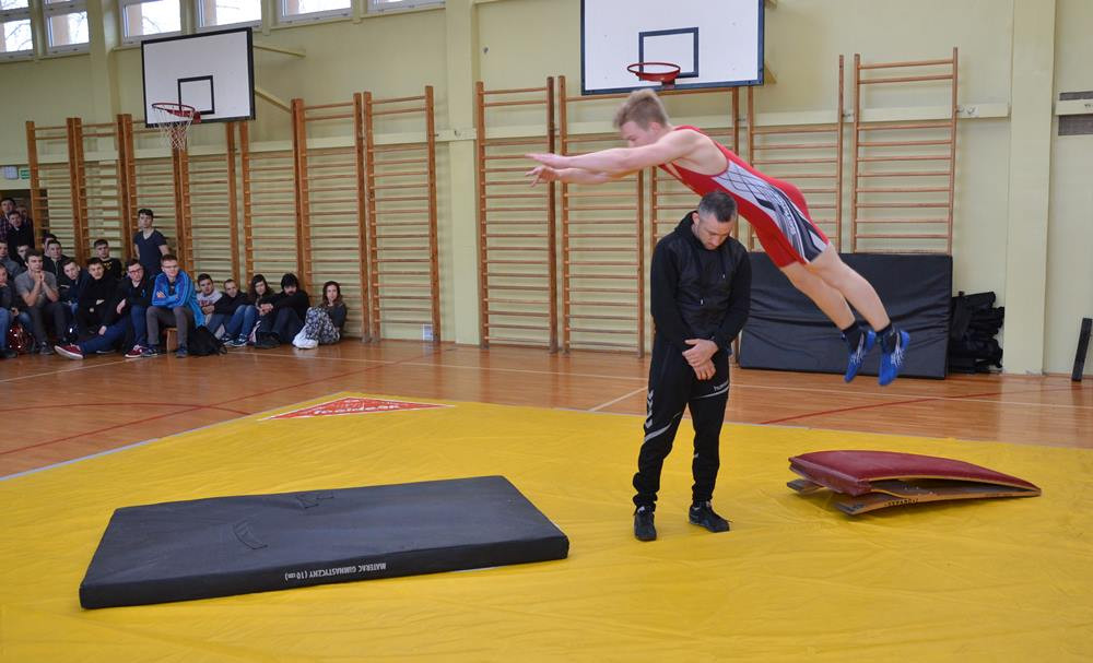 Widowiskowa prezentacja kartuskich zapaśników