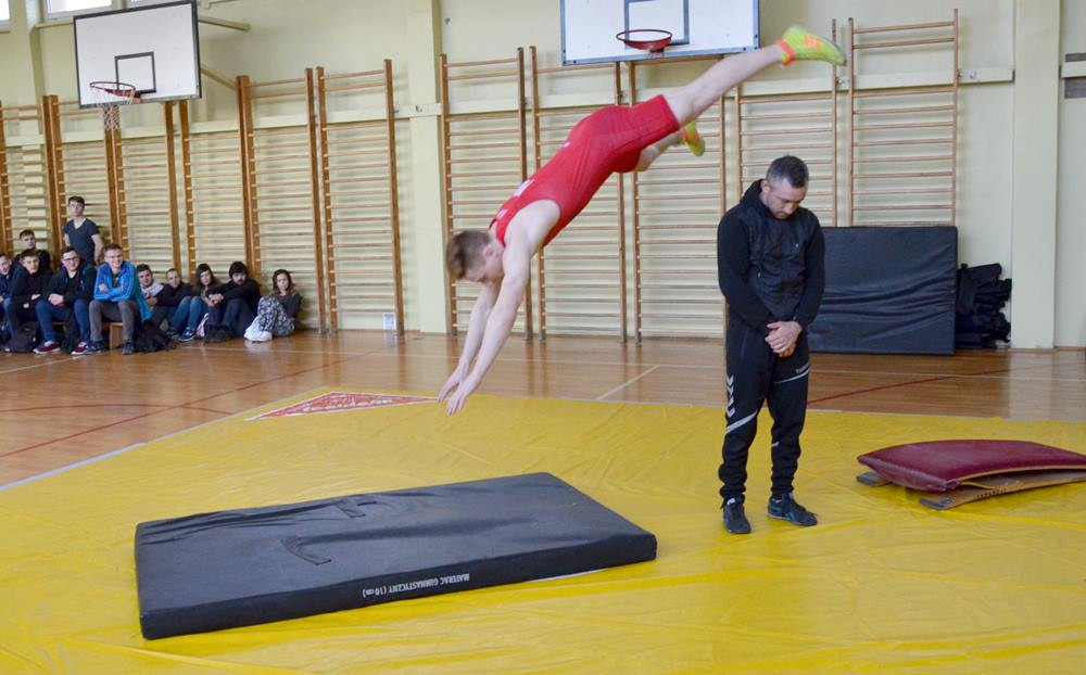 Widowiskowa prezentacja kartuskich zapaśników