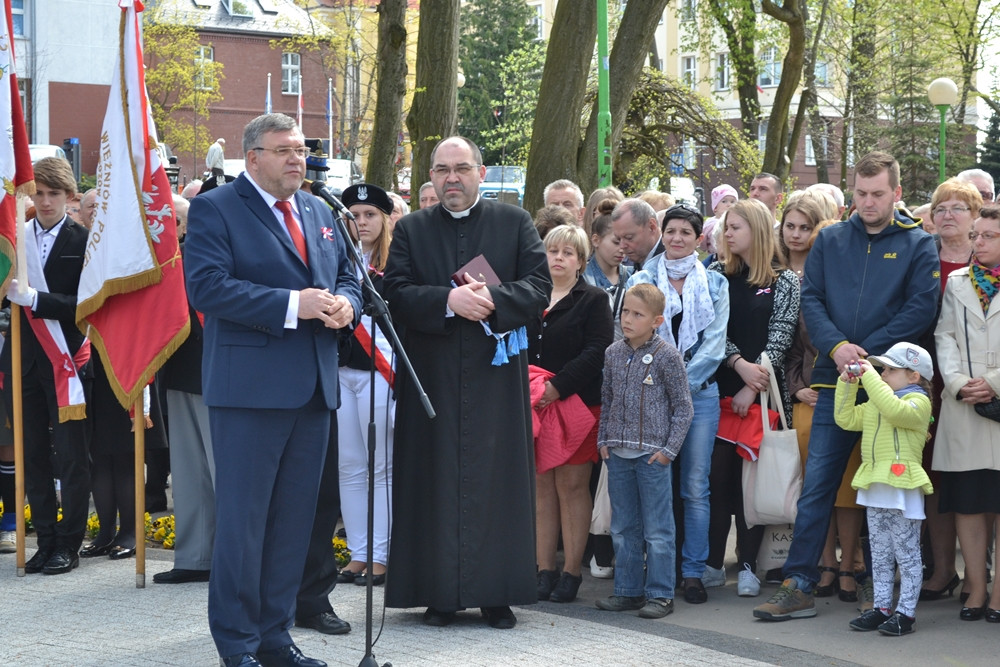 Kartuzy. Trzeciomajowe uroczystości. Odsłonięto nową tablicę, a na Rynku stanął obraz Matejki