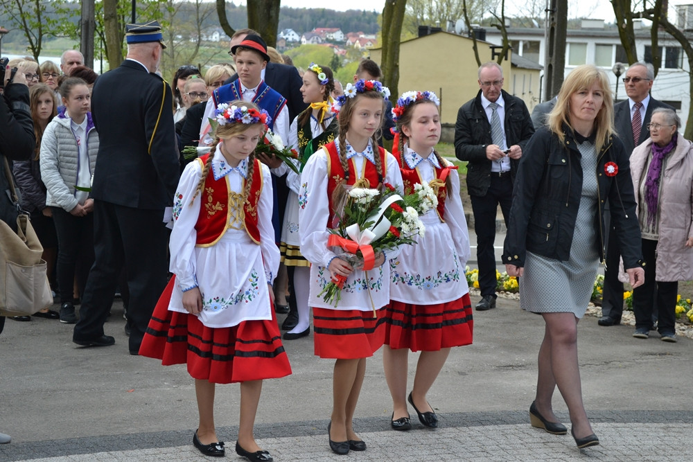 Kartuzy. Trzeciomajowe uroczystości. Odsłonięto nową tablicę, a na Rynku stanął obraz Matejki