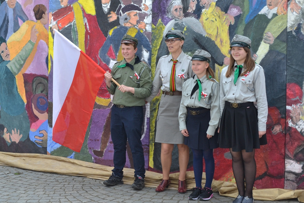 Kartuzy. Trzeciomajowe uroczystości. Odsłonięto nową tablicę, a na Rynku stanął obraz Matejki