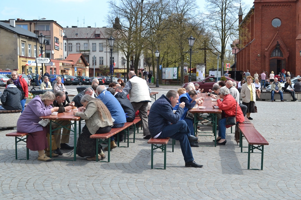 Kartuzy. Trzeciomajowe uroczystości. Odsłonięto nową tablicę, a na Rynku stanął obraz Matejki