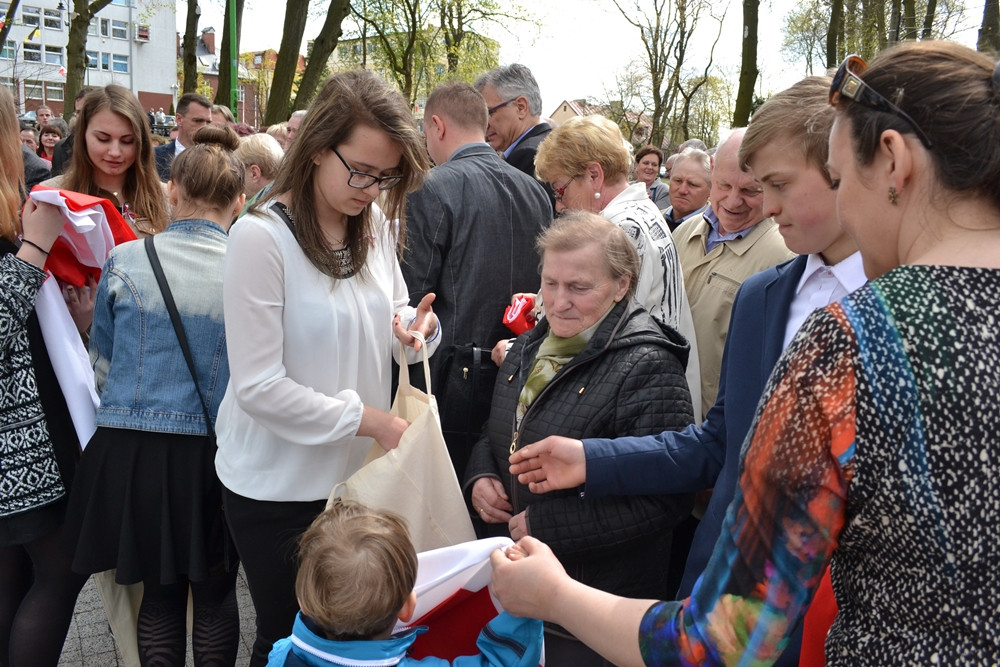 Kartuzy. Trzeciomajowe uroczystości. Odsłonięto nową tablicę, a na Rynku stanął obraz Matejki