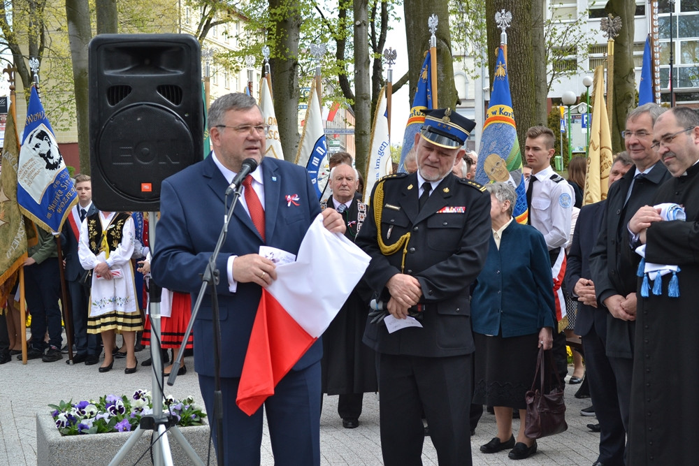 Kartuzy. Trzeciomajowe uroczystości. Odsłonięto nową tablicę, a na Rynku stanął obraz Matejki