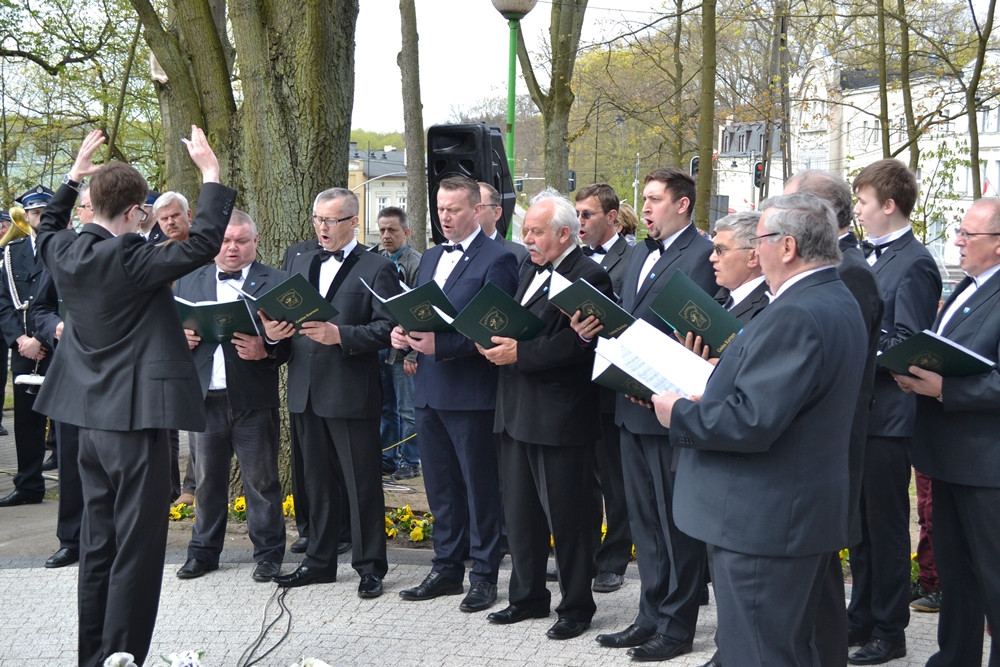 Kartuzy. Trzeciomajowe uroczystości. Odsłonięto nową tablicę, a na Rynku stanął obraz Matejki