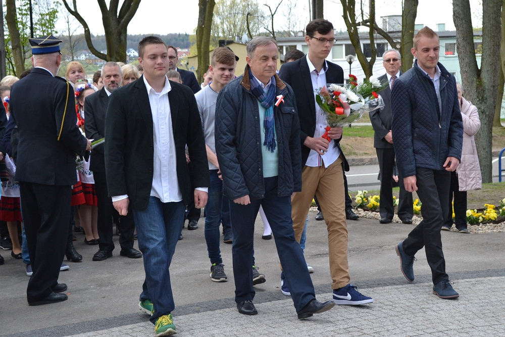 Kartuzy. Trzeciomajowe uroczystości. Odsłonięto nową tablicę, a na Rynku stanął obraz Matejki