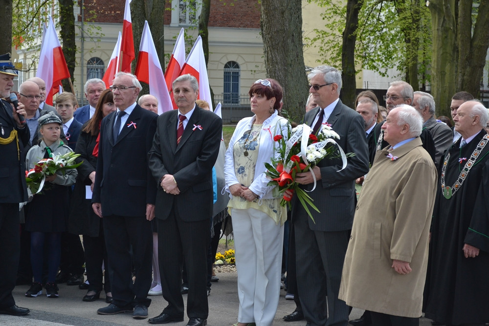 Kartuzy. Trzeciomajowe uroczystości. Odsłonięto nową tablicę, a na Rynku stanął obraz Matejki