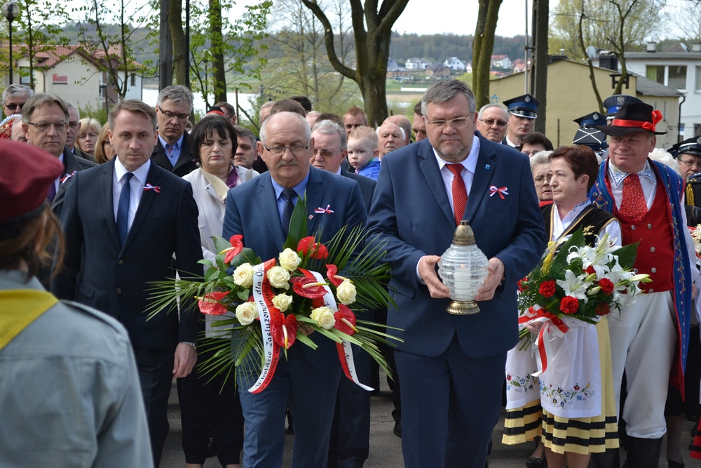 Kartuzy. Trzeciomajowe uroczystości. Odsłonięto nową tablicę, a na Rynku stanął obraz Matejki