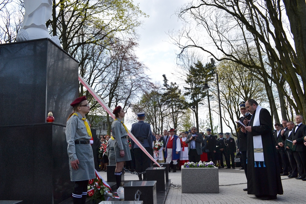 Kartuzy. Trzeciomajowe uroczystości. Odsłonięto nową tablicę, a na Rynku stanął obraz Matejki