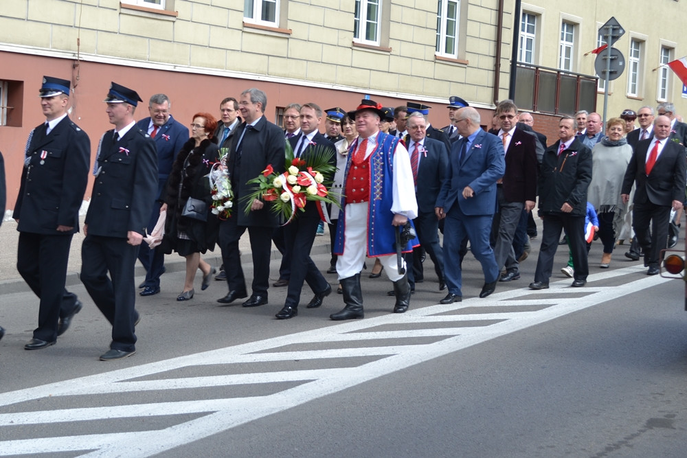 Kartuzy. Trzeciomajowe uroczystości. Odsłonięto nową tablicę, a na Rynku stanął obraz Matejki