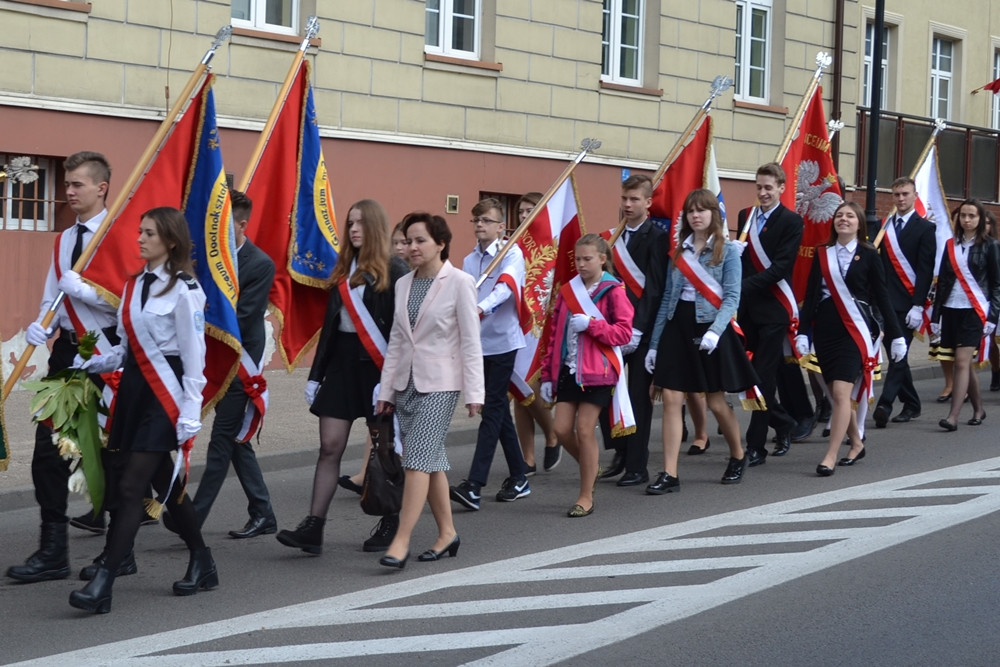 Kartuzy. Trzeciomajowe uroczystości. Odsłonięto nową tablicę, a na Rynku stanął obraz Matejki