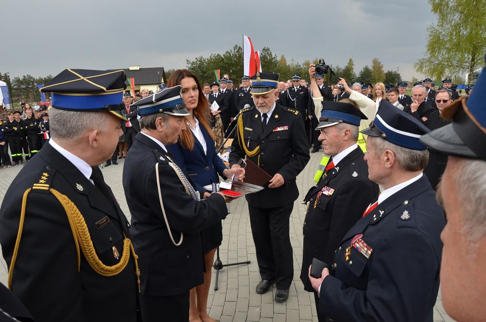 Stężyca. Wielkie święto strażaków. Druhowie odebrali odznaczenia i kluczyki do nowych wozów