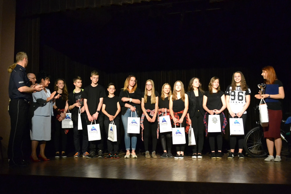 Gimnazjaliści z Sierakowic zwycięzcami policyjnego konkursu Małych Form Teatralnych