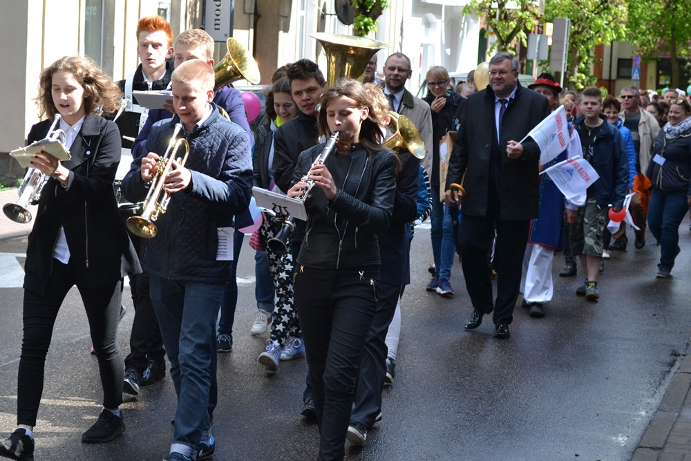 Kartuzy. Deszczowy, ale radosny festyn z okazji Dnia Rodziny