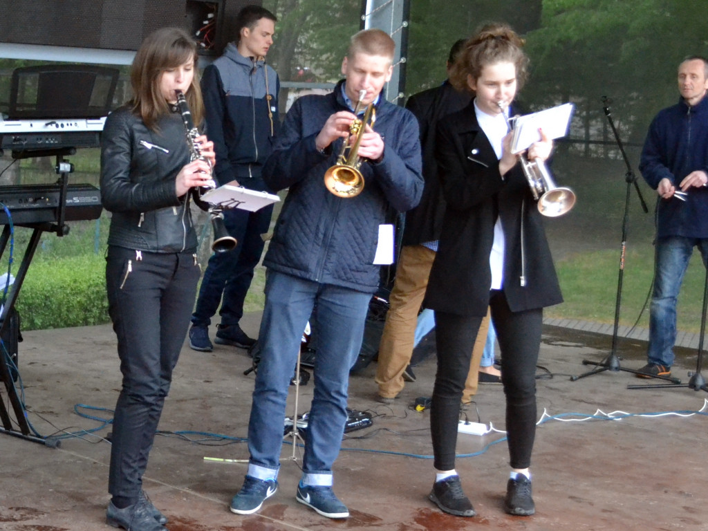 Kartuzy. Deszczowy, ale radosny festyn z okazji Dnia Rodziny