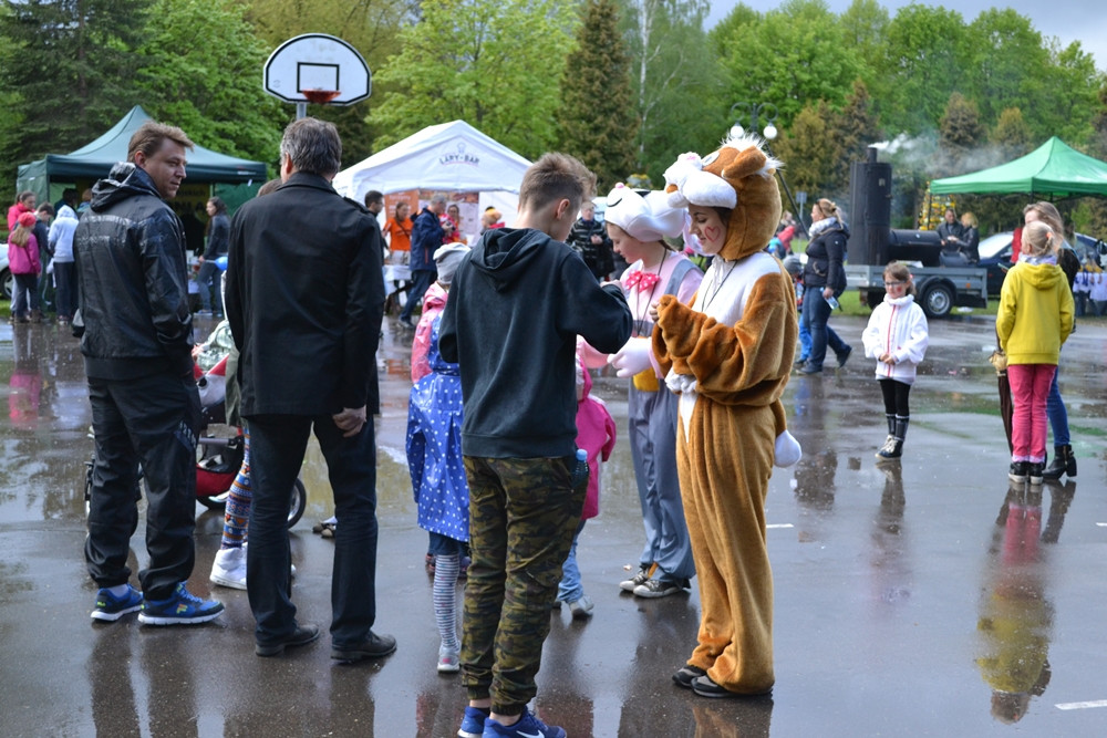 Kartuzy. Deszczowy, ale radosny festyn z okazji Dnia Rodziny