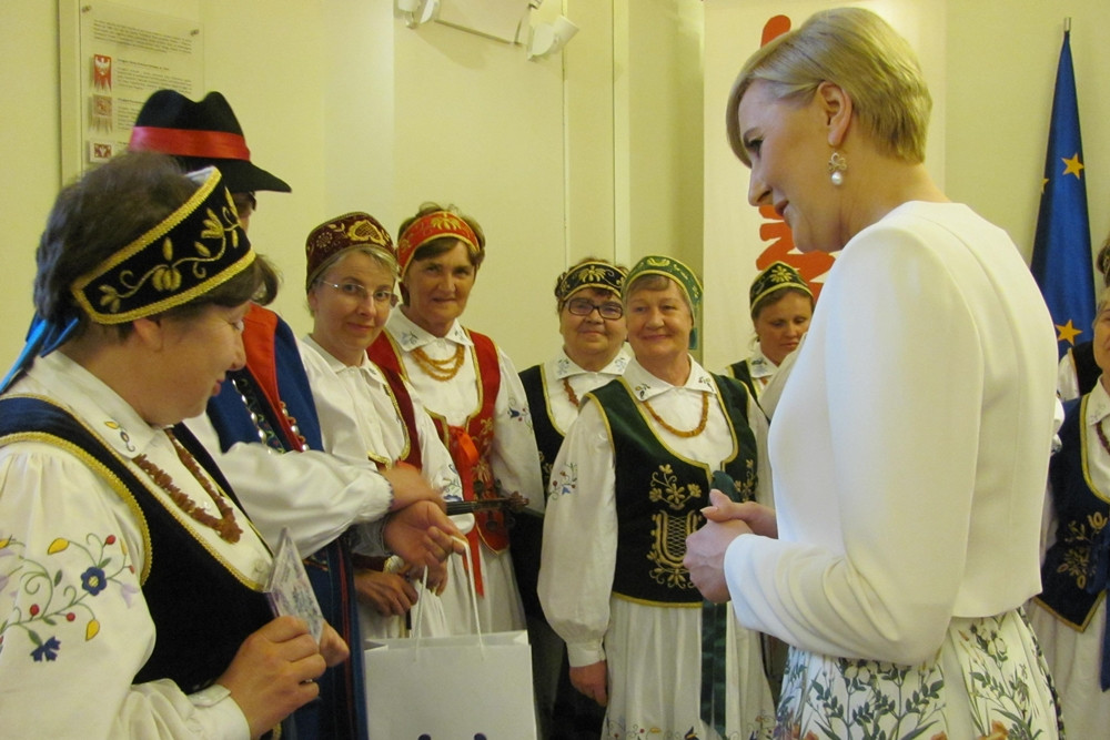 Zespół wokalny KGW Chwaszczyno spotkał się z Pierwszą Damą Agatą Kornhauser-Dudą