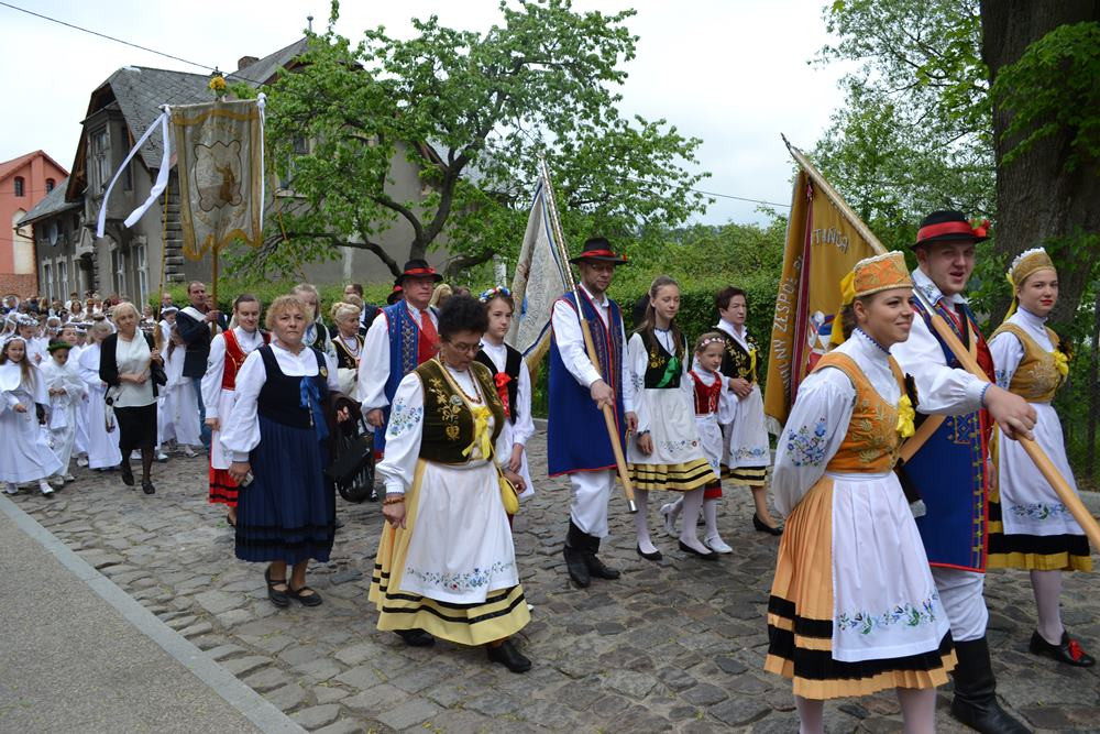 Boże Ciało. Tłumne procesje na ulicach. Tak było w Sierakowicach i Kartuzach