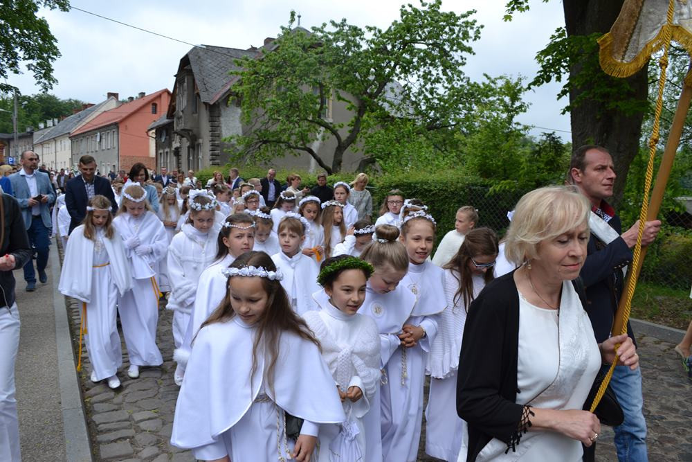 Boże Ciało. Tłumne procesje na ulicach. Tak było w Sierakowicach i Kartuzach
