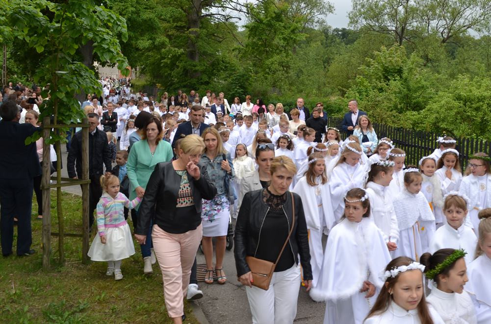 Boże Ciało. Tłumne procesje na ulicach. Tak było w Sierakowicach i Kartuzach