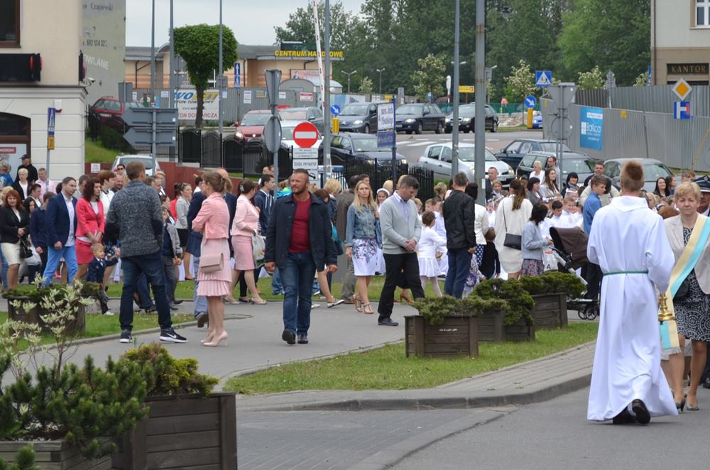 Boże Ciało. Tłumne procesje na ulicach. Tak było w Sierakowicach i Kartuzach